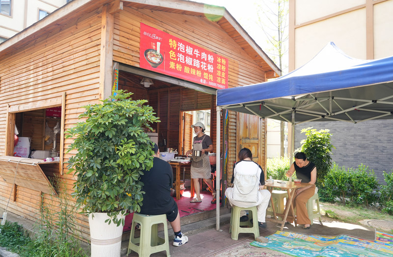 胡珍敏在忙碌。