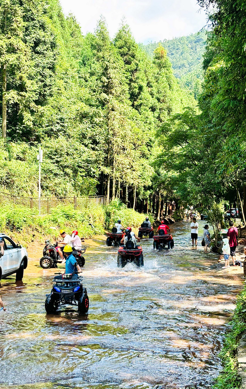 沙滩车组队 “飙水”，刺激与凉爽齐飞。江勇摄