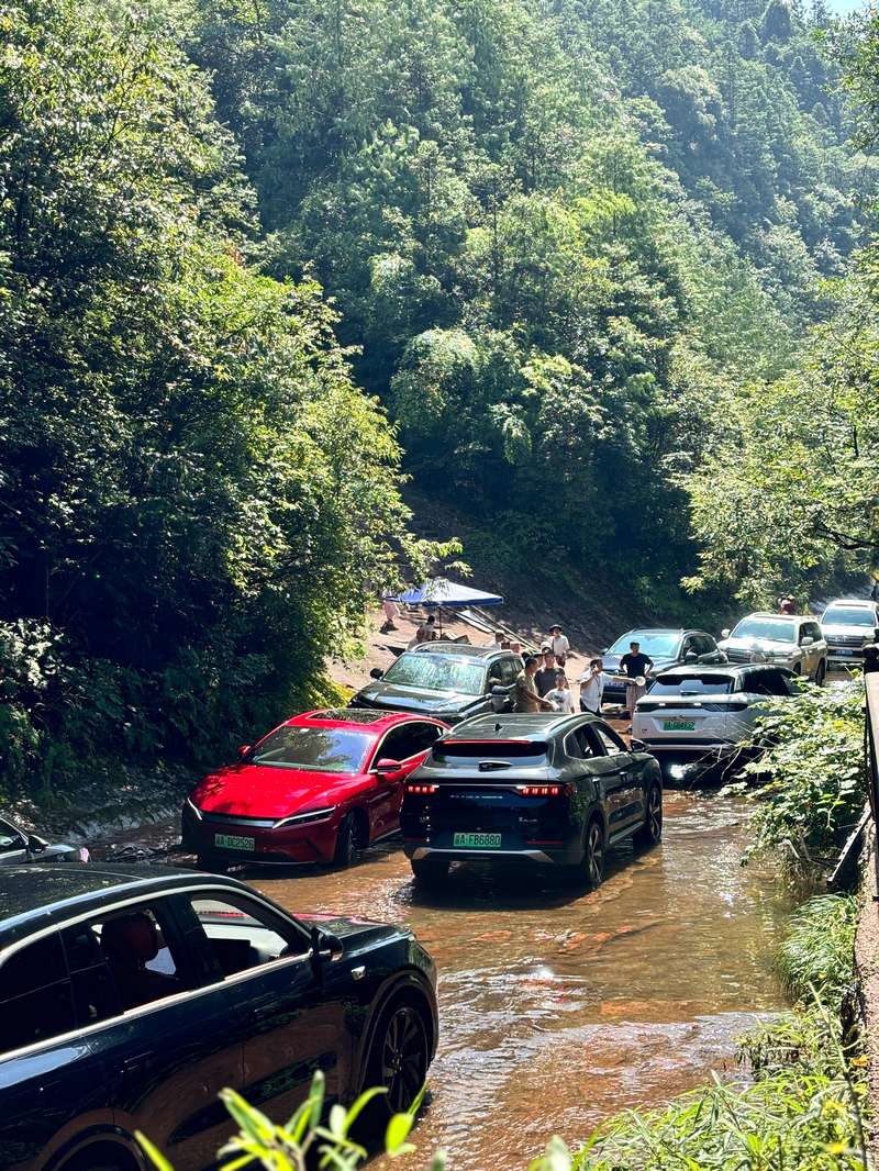 汽车水中 “冲浪”，解锁玩水新姿势。江勇摄