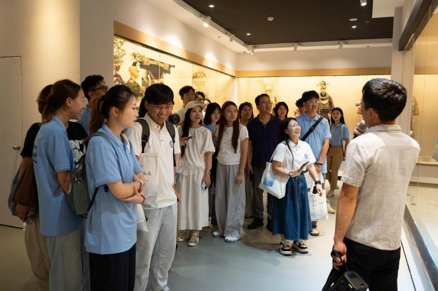 贵州民族大学欧东花非物质文化遗产服饰文化博物馆工作人员对民族服饰展品进行介绍。