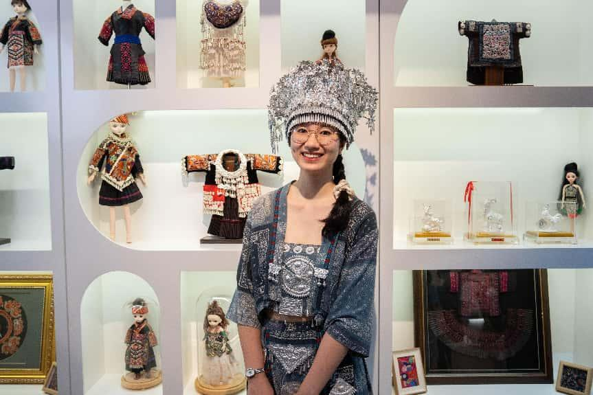 越南留学生邓月娥展示身上的苗族服饰。