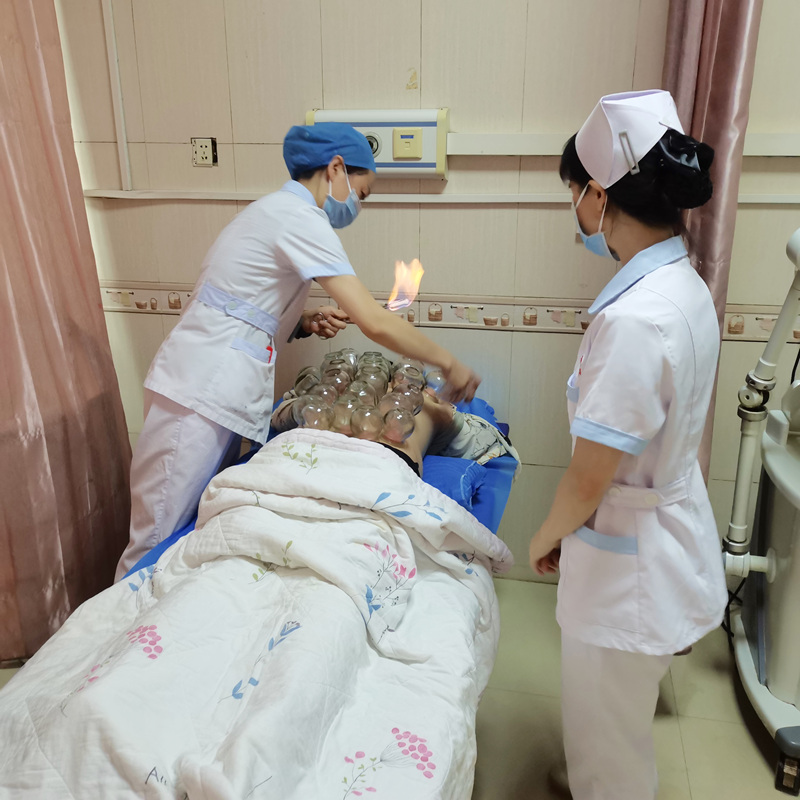 刘礼萍跟同仁一起探讨中医适宜技术。