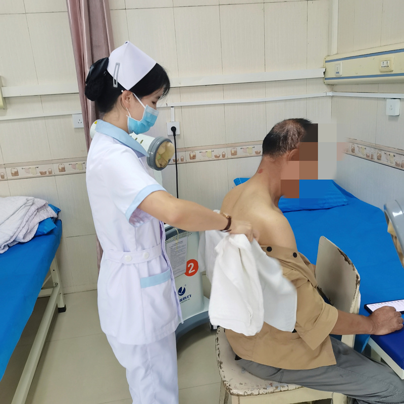 刘礼萍为居民做中药熏蒸。