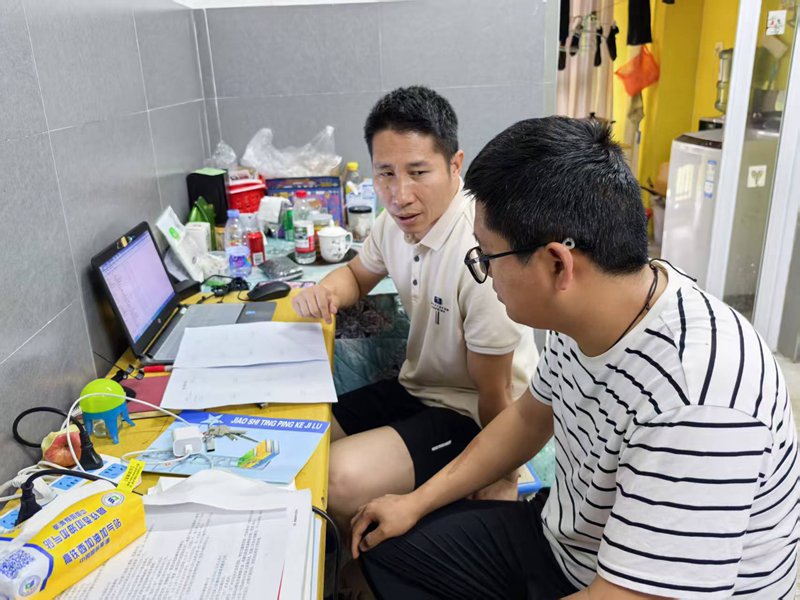 晚上十點在宿舍與顧老師一起研討課堂教學學案的設計。