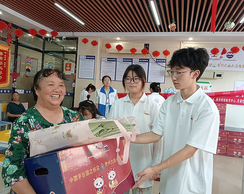 老人领取心愿包。