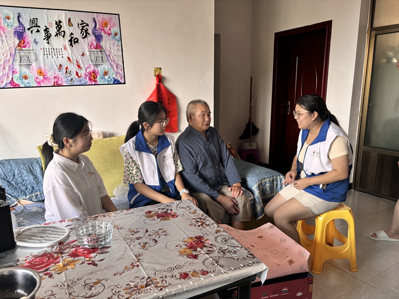 志愿者上门给老人开展心灵辅导和健康咨询活动。