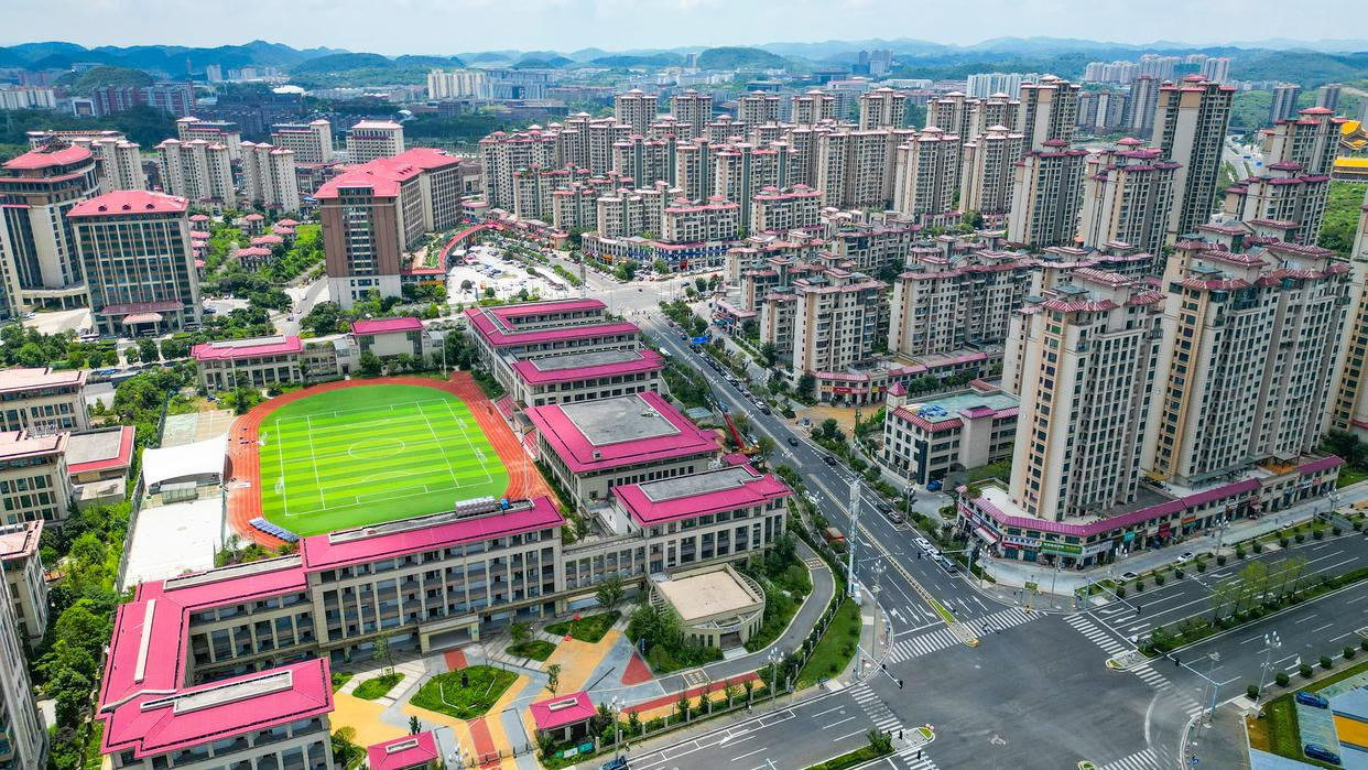 紧邻贵阳市实验小学贵安新区分校