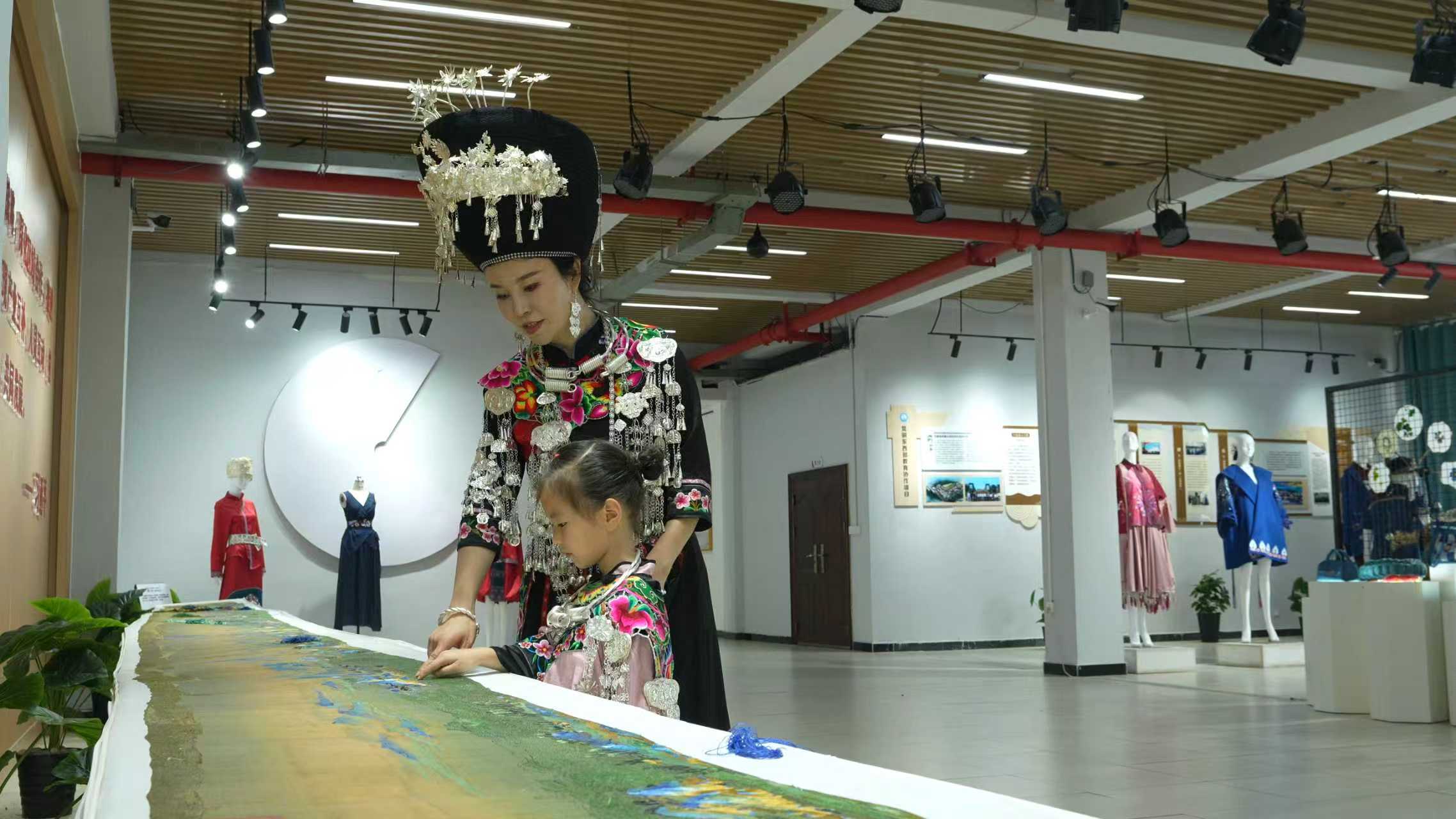 贵州省松桃县“爱心妈妈”讲解非遗苗绣.