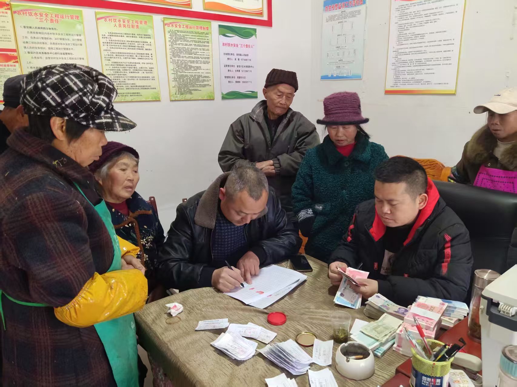 贵州省松桃县普觉镇为务工群众发放劳务费.