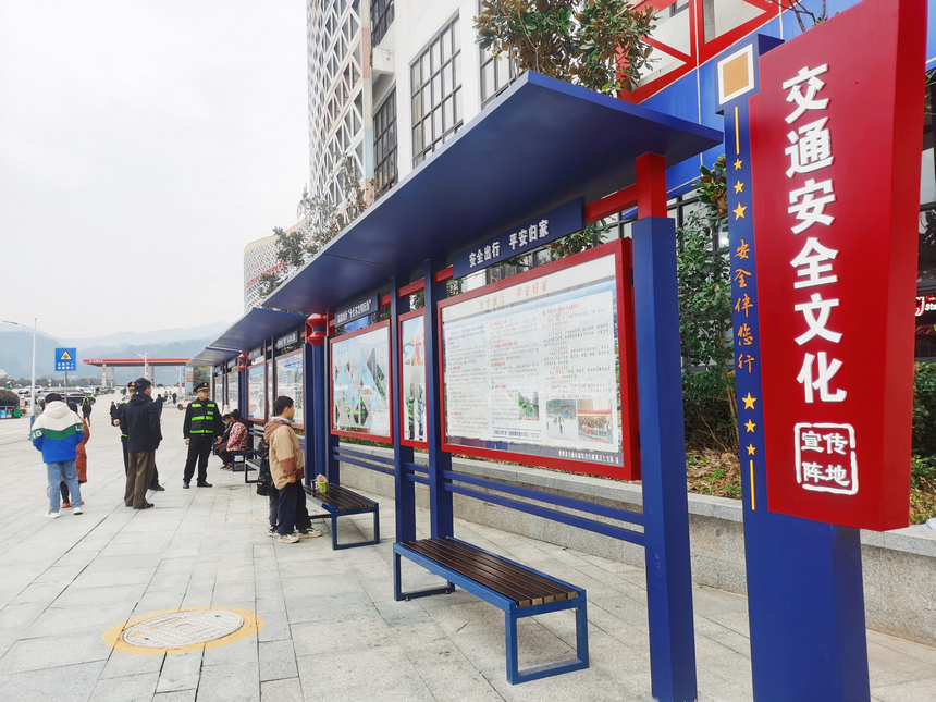 在高速公路服务区打造安全文化“长廊”。