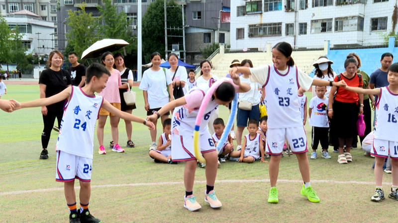 图为全民健身日趣味运动会现场。