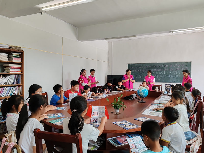 公共事务管理办、综合治理服务中心、妇联等部门走进公益课堂联合开展爱心关怀慰问活动。