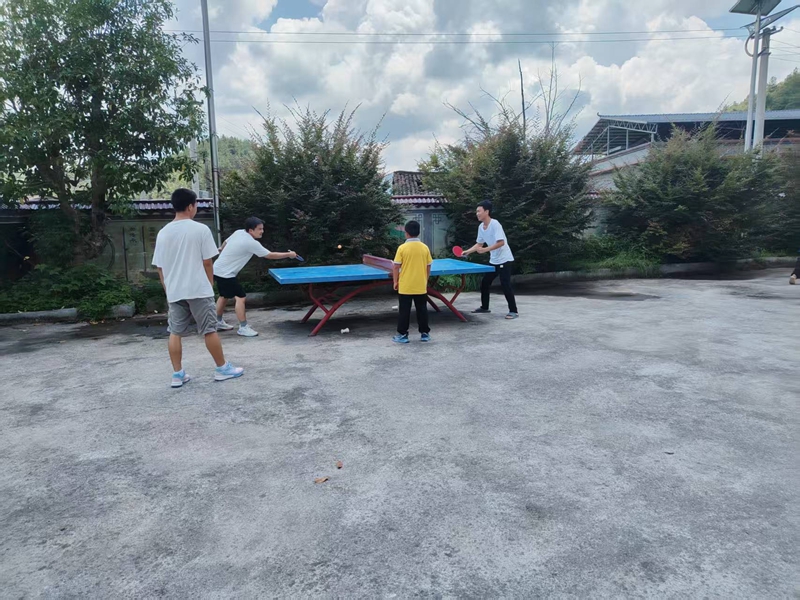 开展打乒乓球活动。