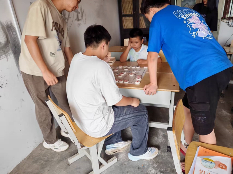 开展下象棋活动。