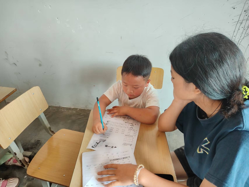 志愿者为学生指导课业。