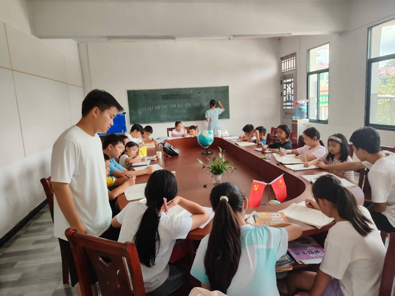 志愿者为学生指导课业。