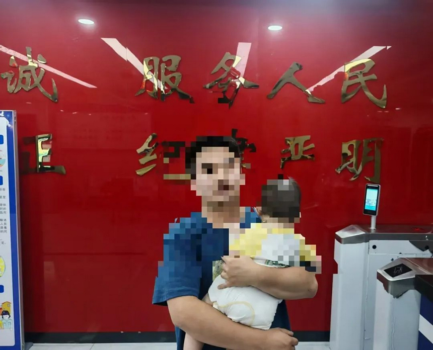 把小宝宝安全交给父亲。