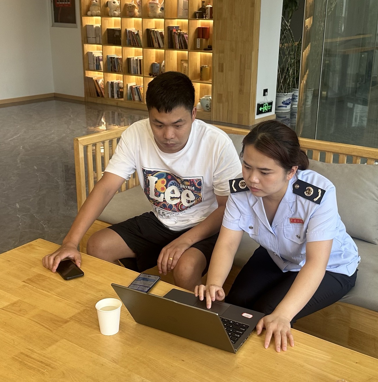 税务部门到民宿行业开展合规指导.