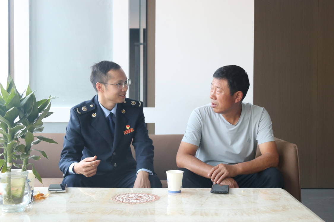 税务部门到企业开展风险排查.