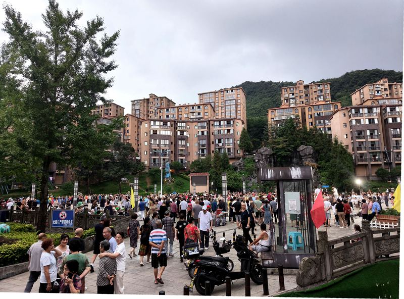 仙池纳里，人从众。姚瑶摄