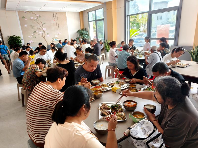 午餐时间，游客们共享美食。姚瑶摄