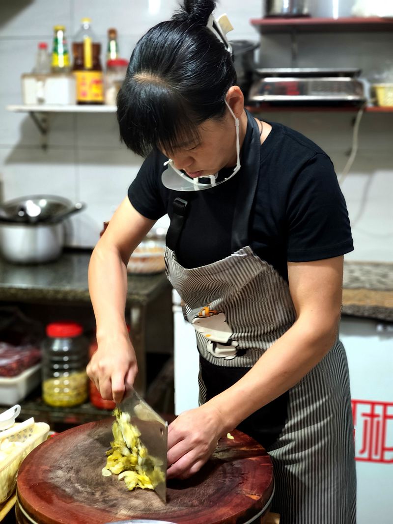 刘明琴正在为客人准备食材。姚瑶摄