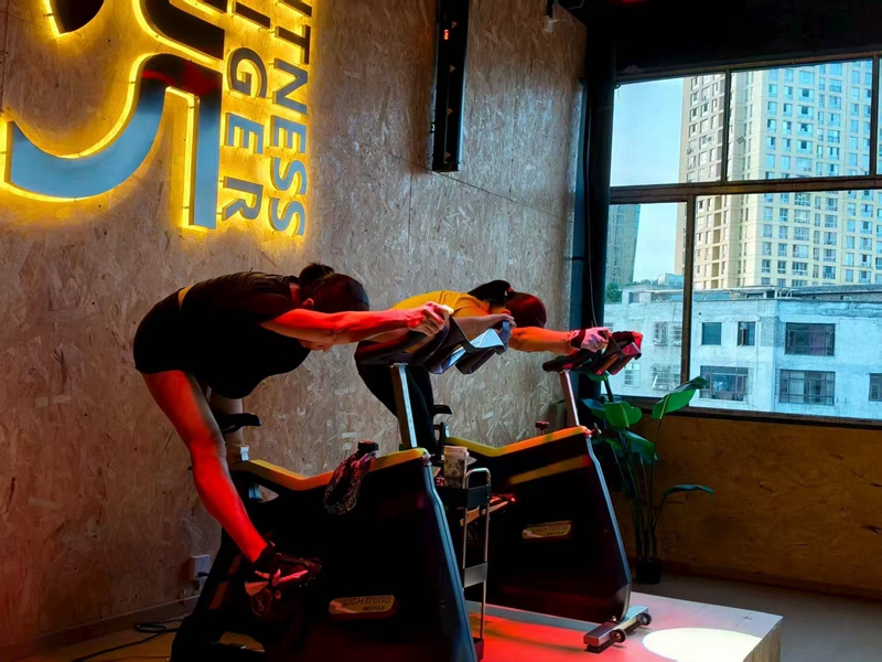 學員們正在騎動感單車。黃源匯攝