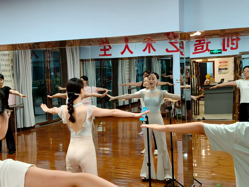 學員們正在上形體課。黃源匯攝