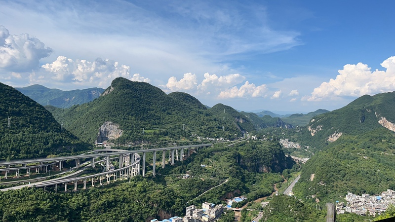 赫章县塔山公园观看到的毕威高速赫章互通立交。王永胜摄
