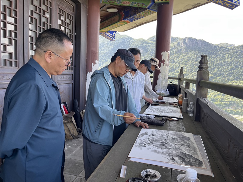 著名画家王乘等在赫章塔山公园写生。王永胜摄