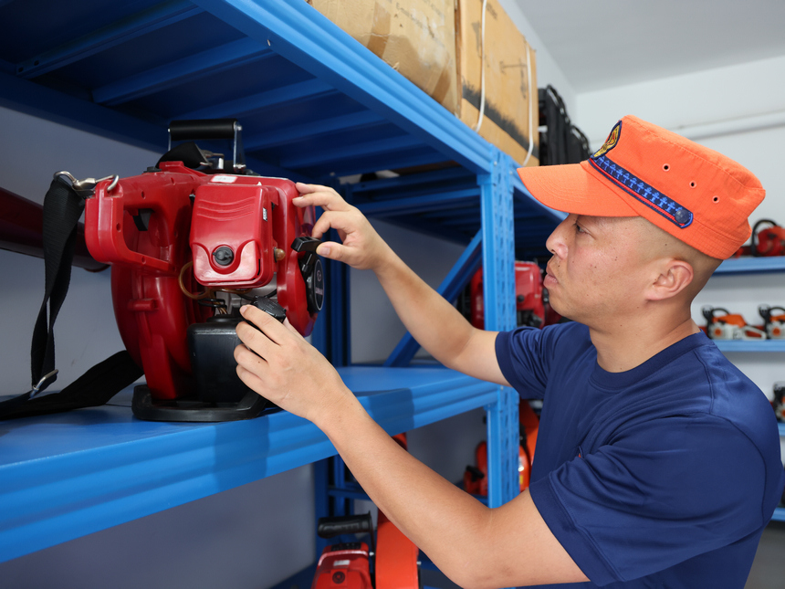 杨明懿整理器材。