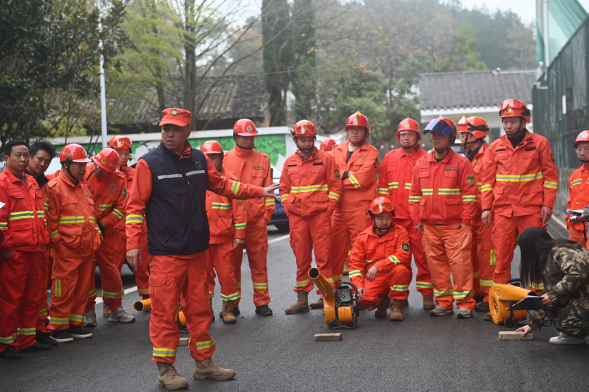 杨明懿为队员做讲解。