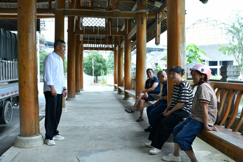 左万坤给群众宣传森林防火知识。