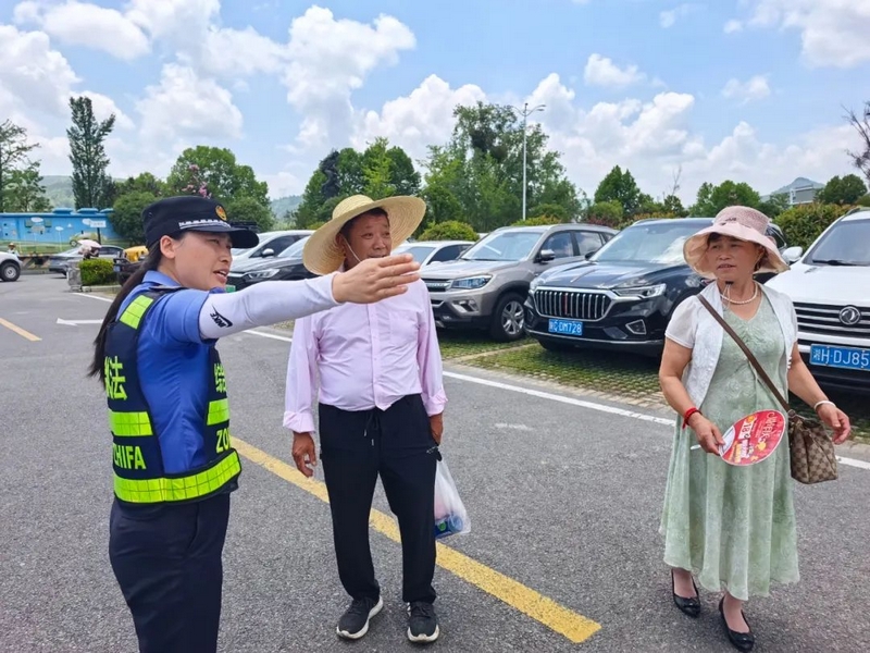黄果树旅游区综合执法大队优化服务保障、加强部门联动等方式，确保旅游市场规范有序。.jpg