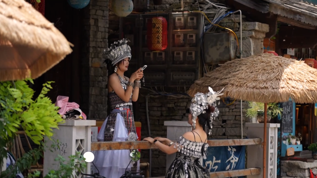 游客体验少数民族服饰。