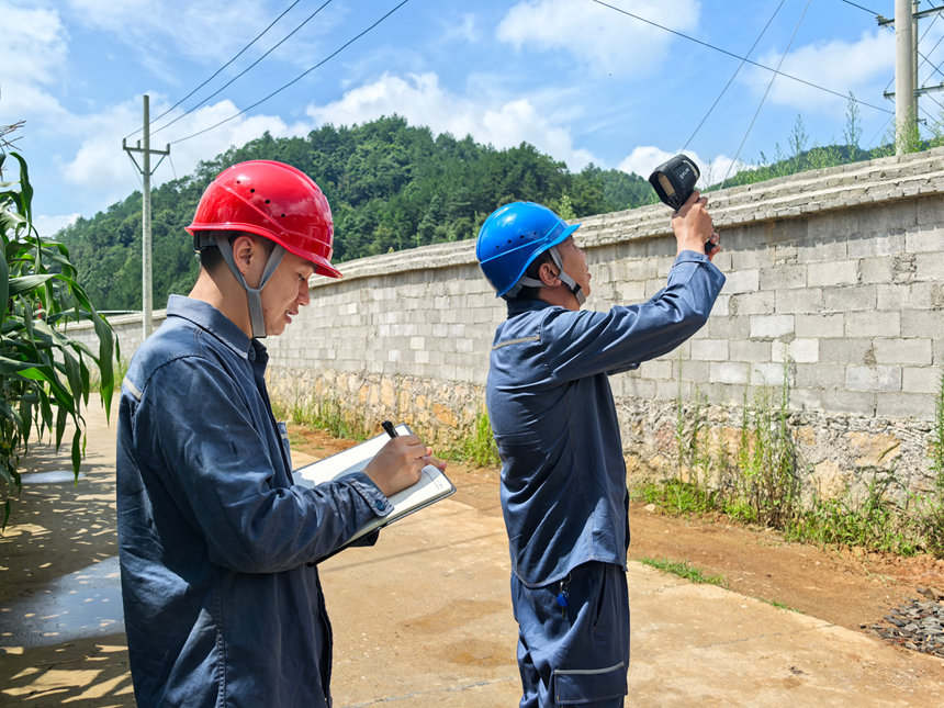 金海湖新區供電所工作人員對“錦繡田園”項目基地所用的專用變壓器進行檢測。