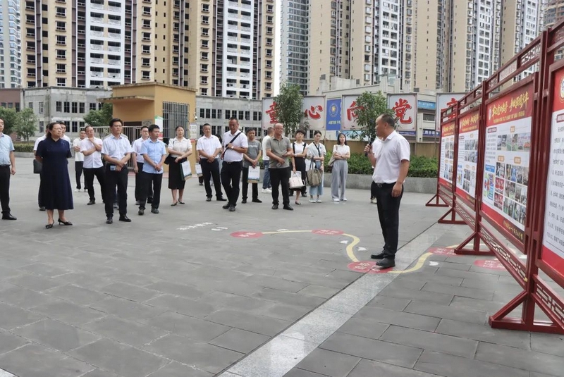 校长担任讲解员。.jpg