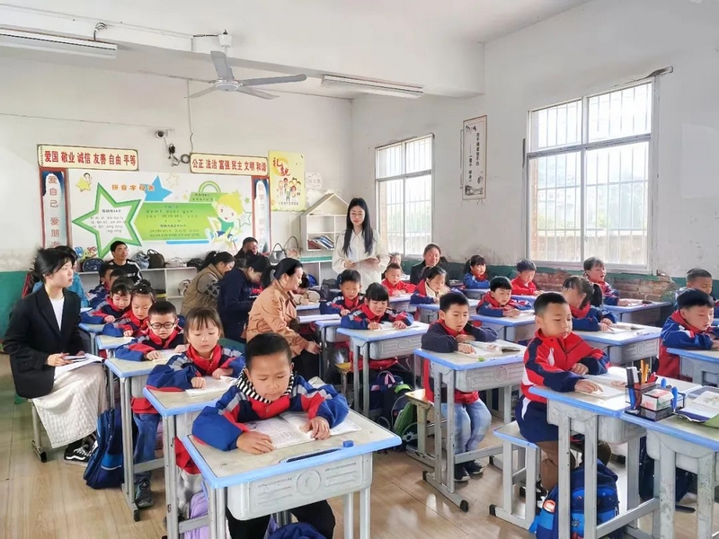 对教师进行交流上挂培训。.jpg