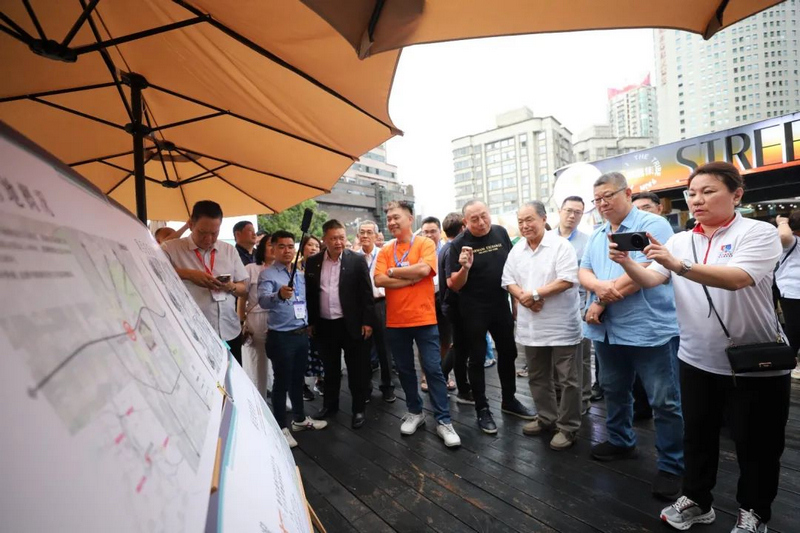 考察團認真了解宏安巷情況。