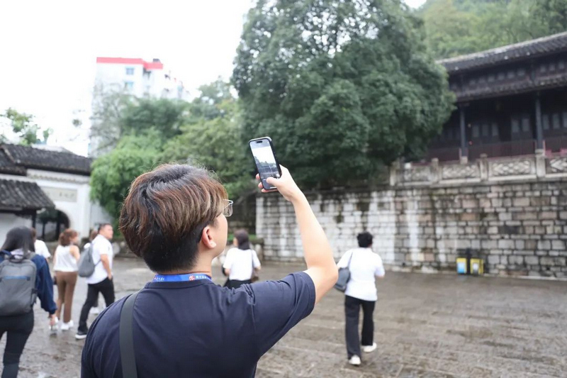 馬來西亞企業家用手機記錄。