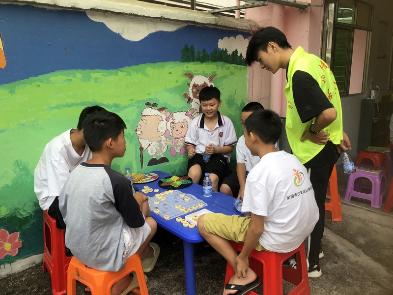 图为：孩子们在下棋.jpg