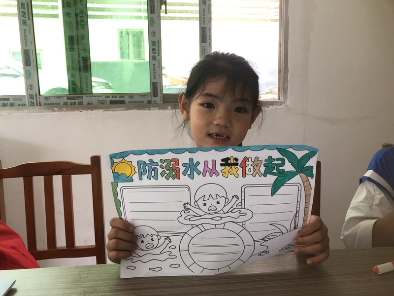 图为：孩子在画画课上结合安全知识作画.jpg