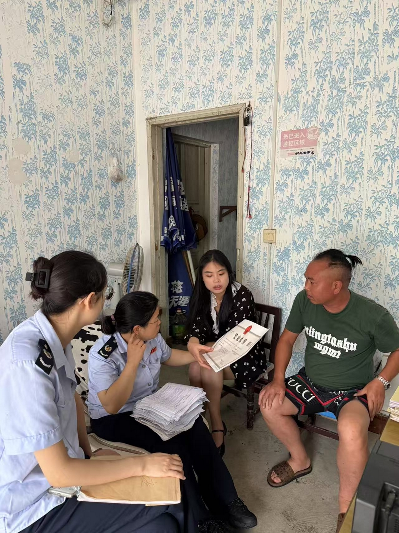 稅務人員走訪個體工商戶,了解其經營情況並開展稅務輔導.