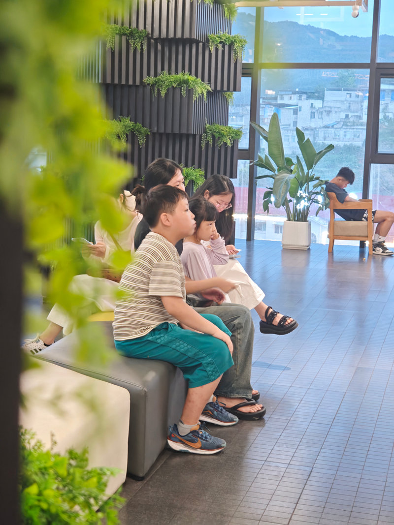 市民們休息等候觀影。