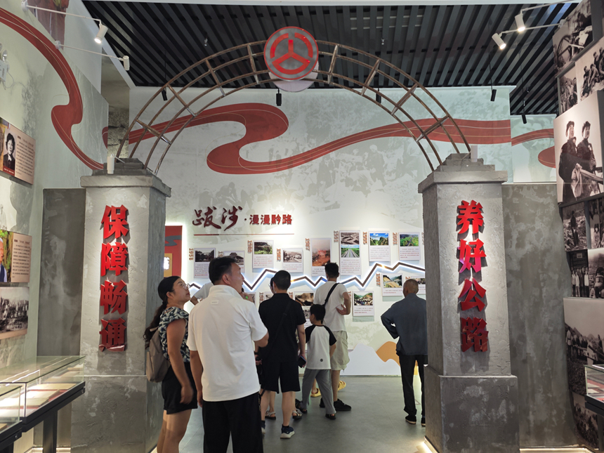宣讲结束，与会人员走进贵州公路传承馆。罗飞燕摄