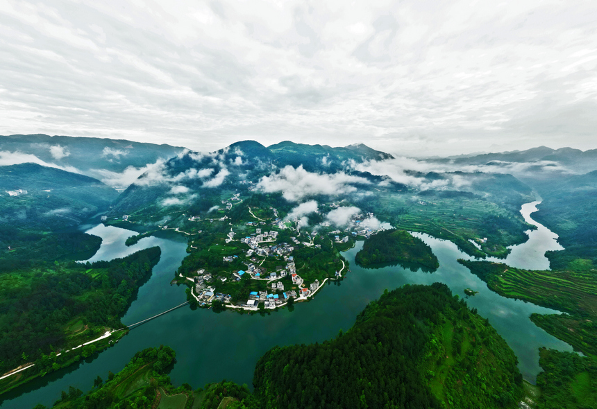 水库上的村庄。方应龙摄