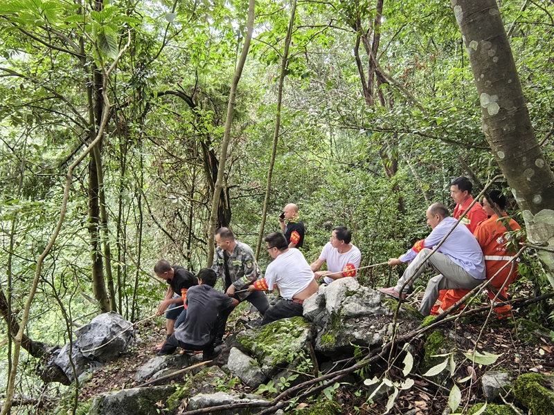 毛队长组织护林员排除危险落石。