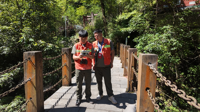 开展无人机巡视。税会静摄