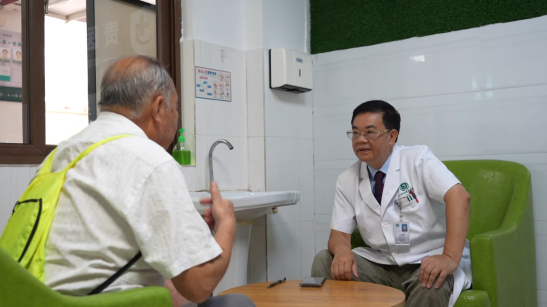 来自贵州医科大学附属医院的专家正耐心地为患者问诊查体。