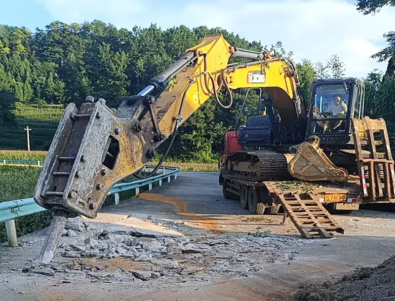 石硐鎮高寨村組組通道路維修施工現場。